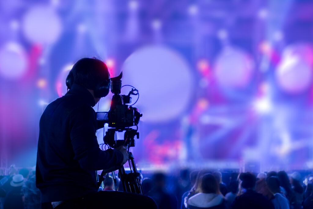 The,Filmmaker,Is,Recording,And,Broadcasting,Live,Concerts,On,Camcorders.